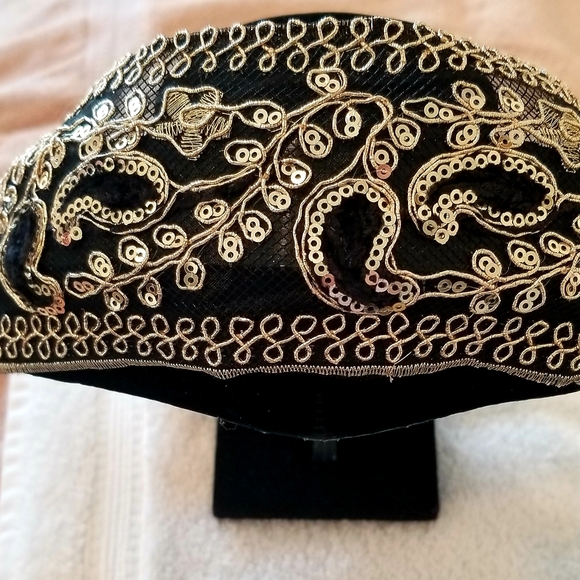 Black and Gold Embroidered Headpiece - Picture 2 of 4